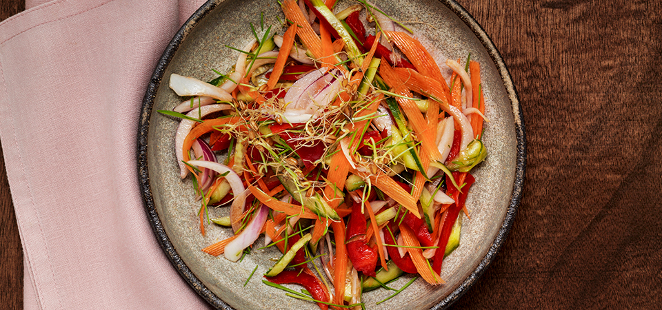 Салат из ростков пшеницы с овощами и микрозеленью