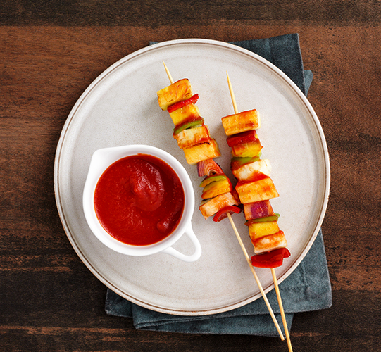 Рецепт сыра халуми с манго, ананасом и овощами на шпажках