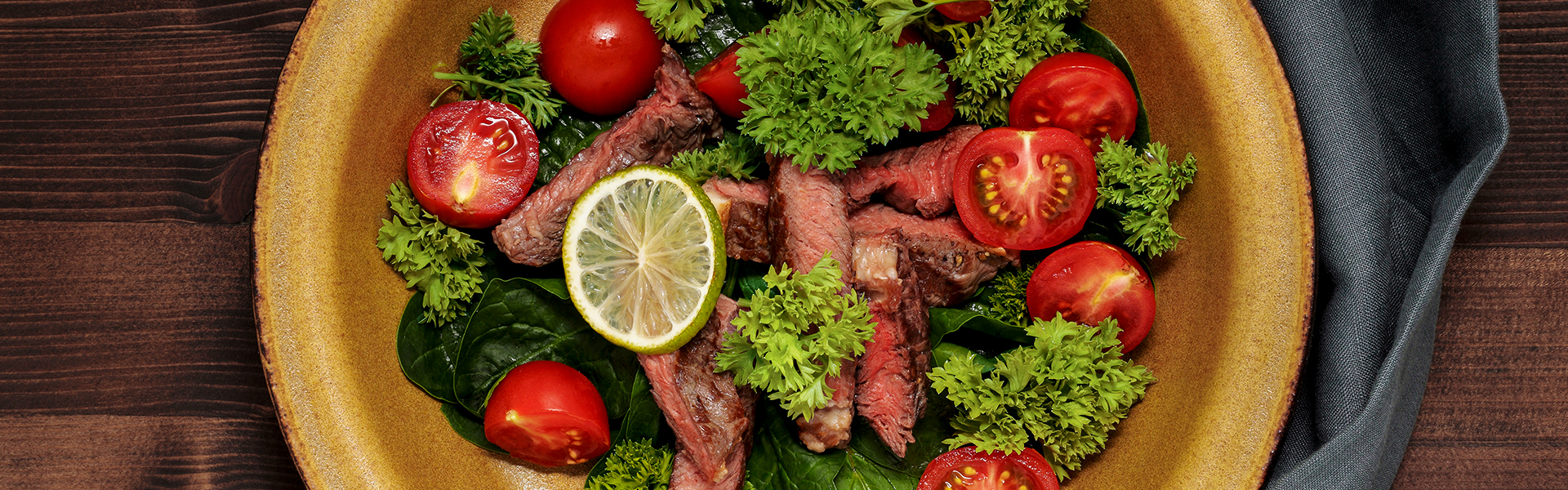 Рецепт теплого салата со стейком и зеленью